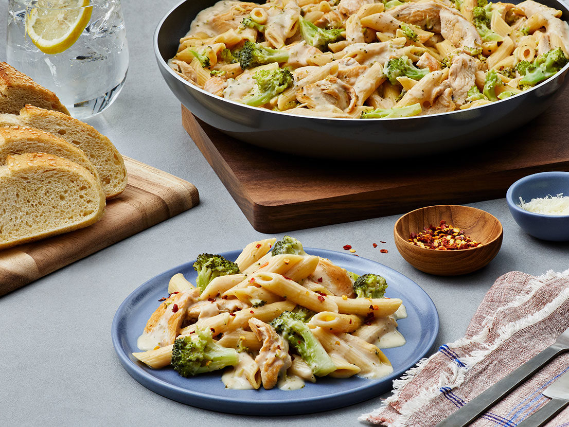 https://www.campbells.com/prego/wp-content/uploads/2021/07/One-Pot-Creamy-Chicken-Alfredo-with-Broccoli_card-1106x830.jpg