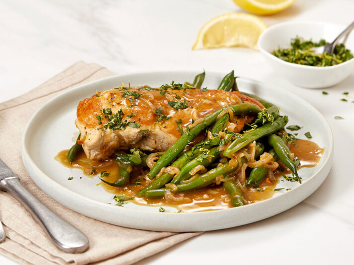 An image of prepared Chicken & Green Beans with Gremolata made with chicken, shallots, green beans, Swanson® Organic Chicken Stock, lemon and parsley.