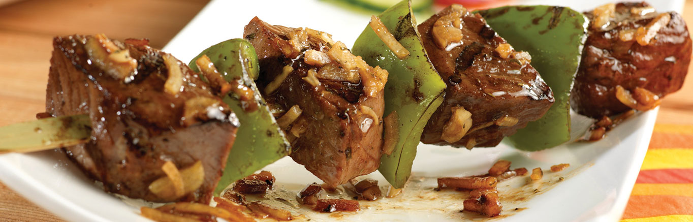 An image of prepared Herbed Beef Kabobs made with Swanson® Beef Broth, thyme, black pepper, garlic, beef sirloin steak and bell peppers.